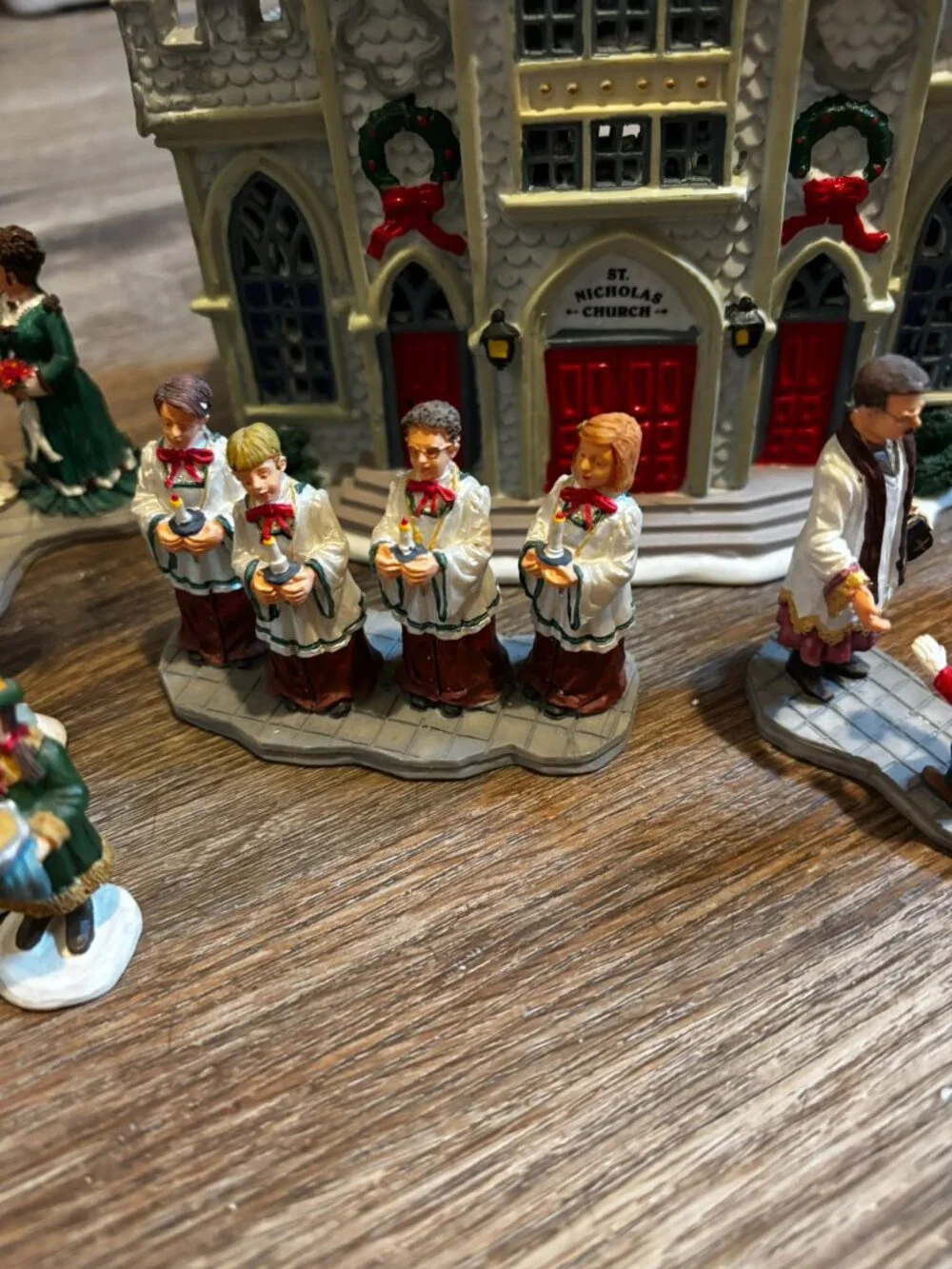 Lemax Christmas Village light up house St, Nicholas Church set w/8 accessories